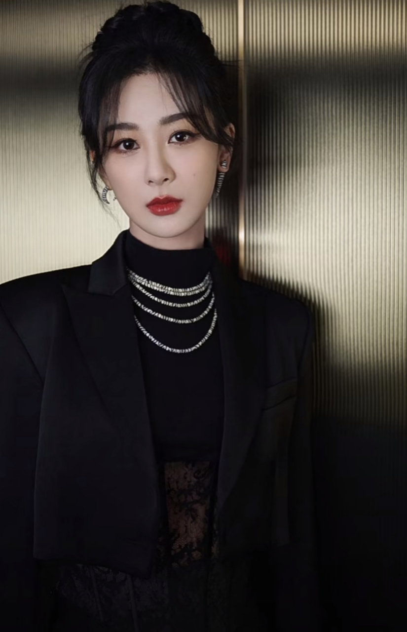 腾讯星光大赏杨紫的第三套造型太酷飒了!