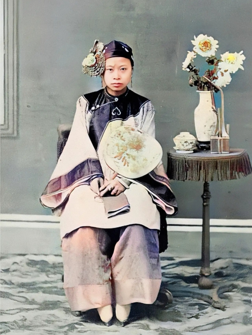 这位颜值很高的大户人家的年轻女子非常地爱美.