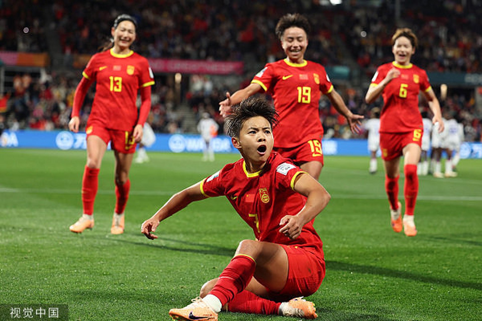 中国女足以1:0击败海地,球员们展现出了卓越的表现!  1,王霜:9.