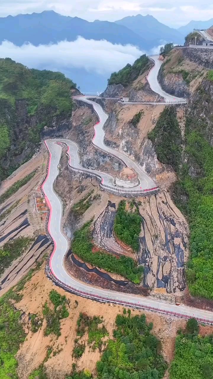 被号称为温州版"布达拉宫位于丽岙街道芙蓉尖之巅,此山气势雄伟磅礴