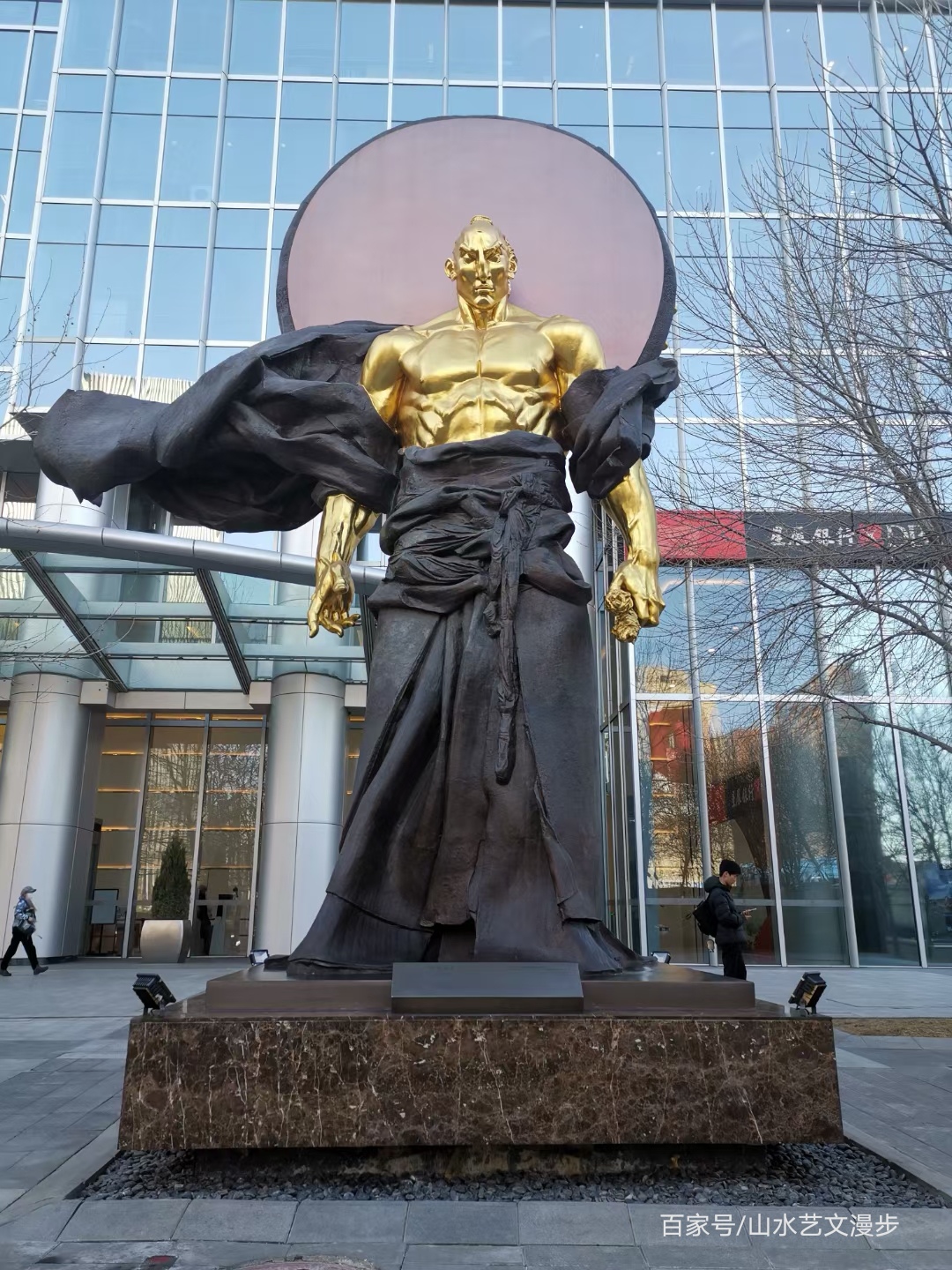 北京财富金融中心的雕塑:"理想"的金融人士