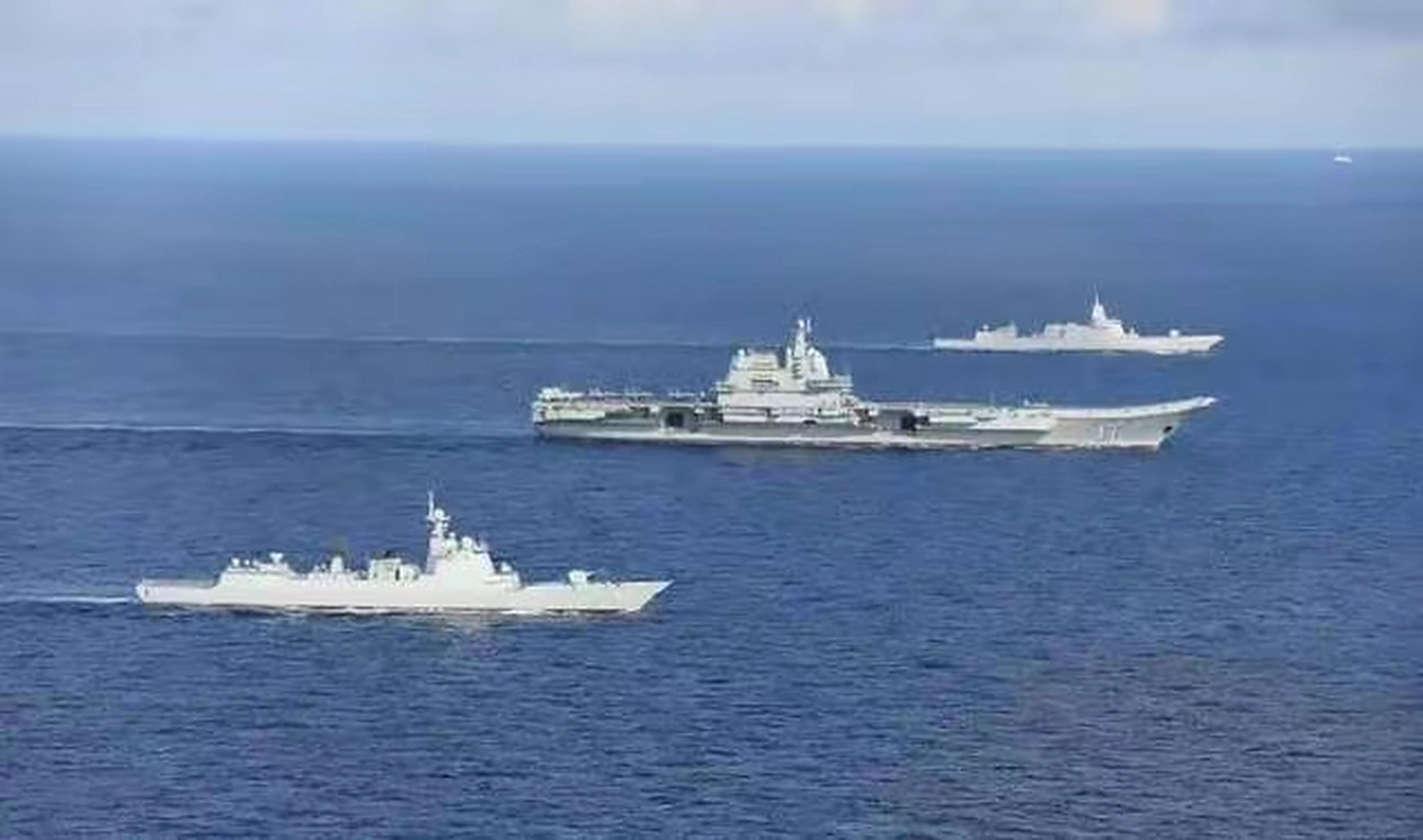 山东舰率055舰执行 西方很可能不适应  近来,美国导弹驱逐舰与航母