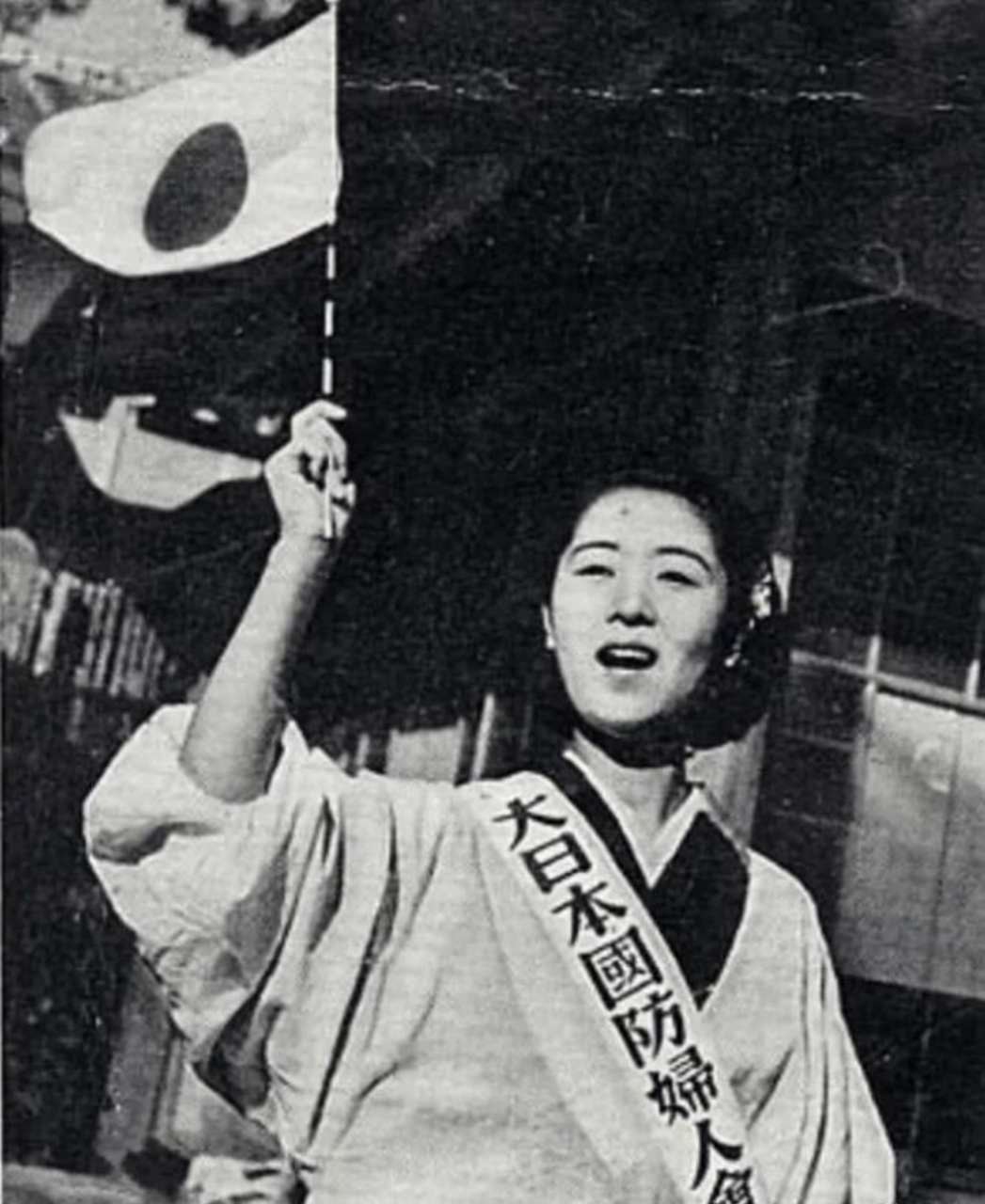 这个女人叫千代子,为了让丈夫上侵华战场,结婚没多久就选择了自杀,让