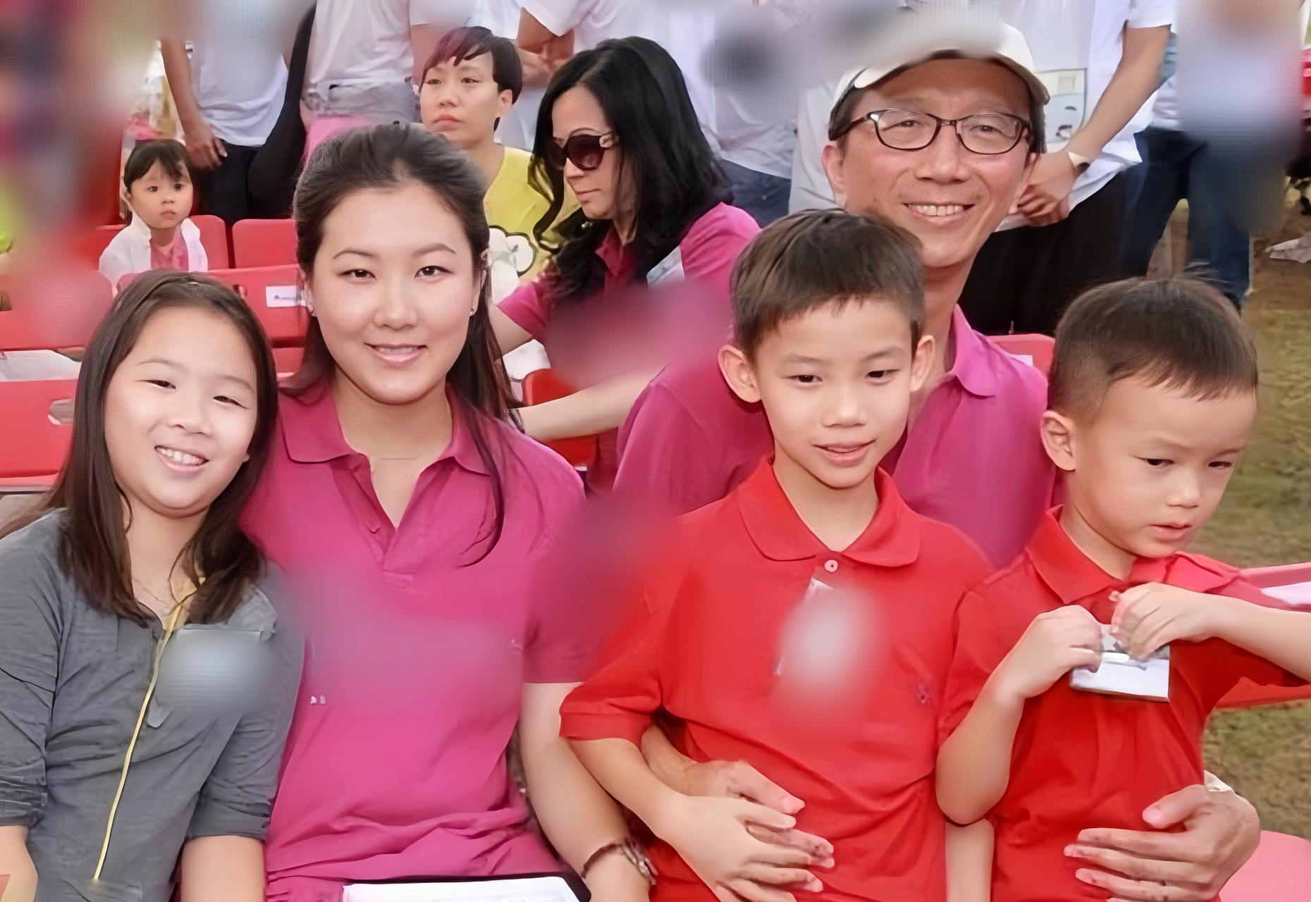 伏明霞和丈夫梁锦松,三个儿子:梁司渝,梁皓嘉,梁家玮,在一起留下一张