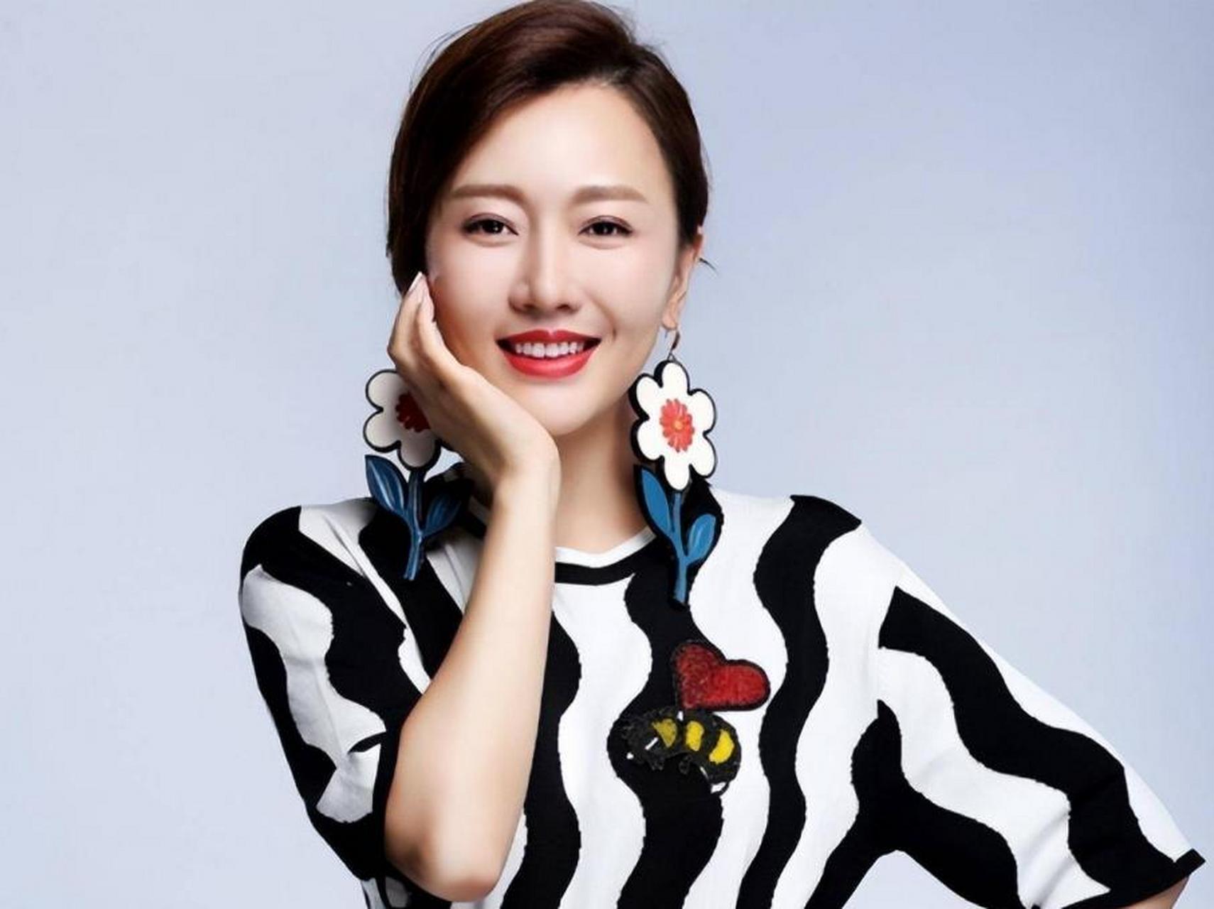 潘长江女儿潘阳:强捧不红,靠父嫁10亿豪门,为何婚后却常住娘家