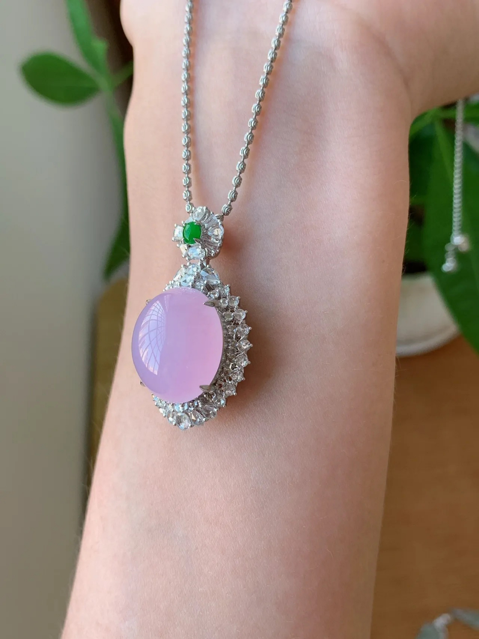 倘若温柔有天分,便是这枚紫罗兰翡翠吊坠吧,有种盛放在暖阳之下,春满