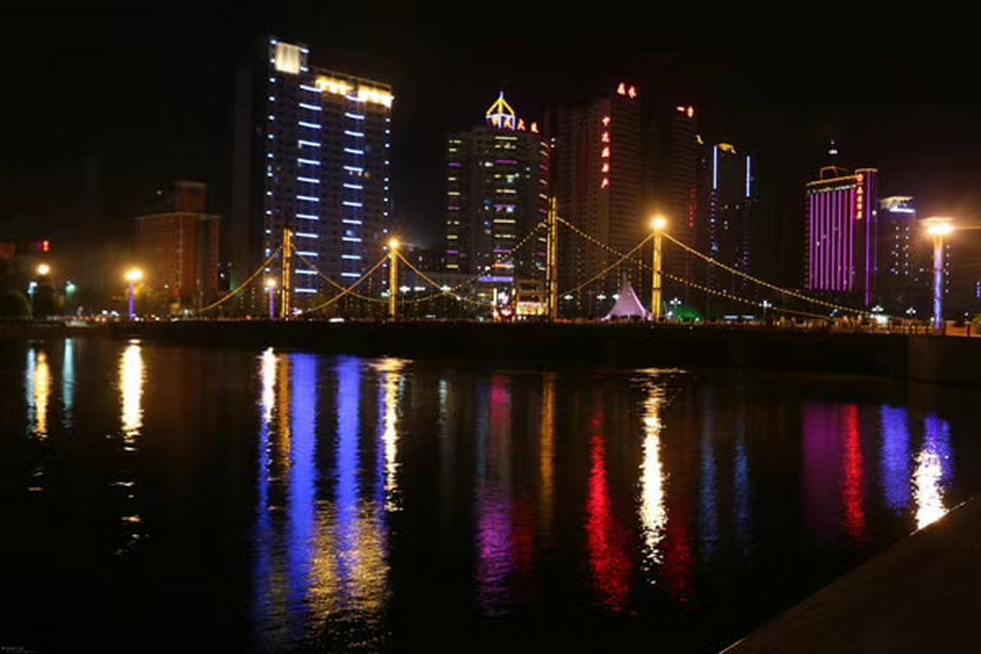 孔雀河夜景图片