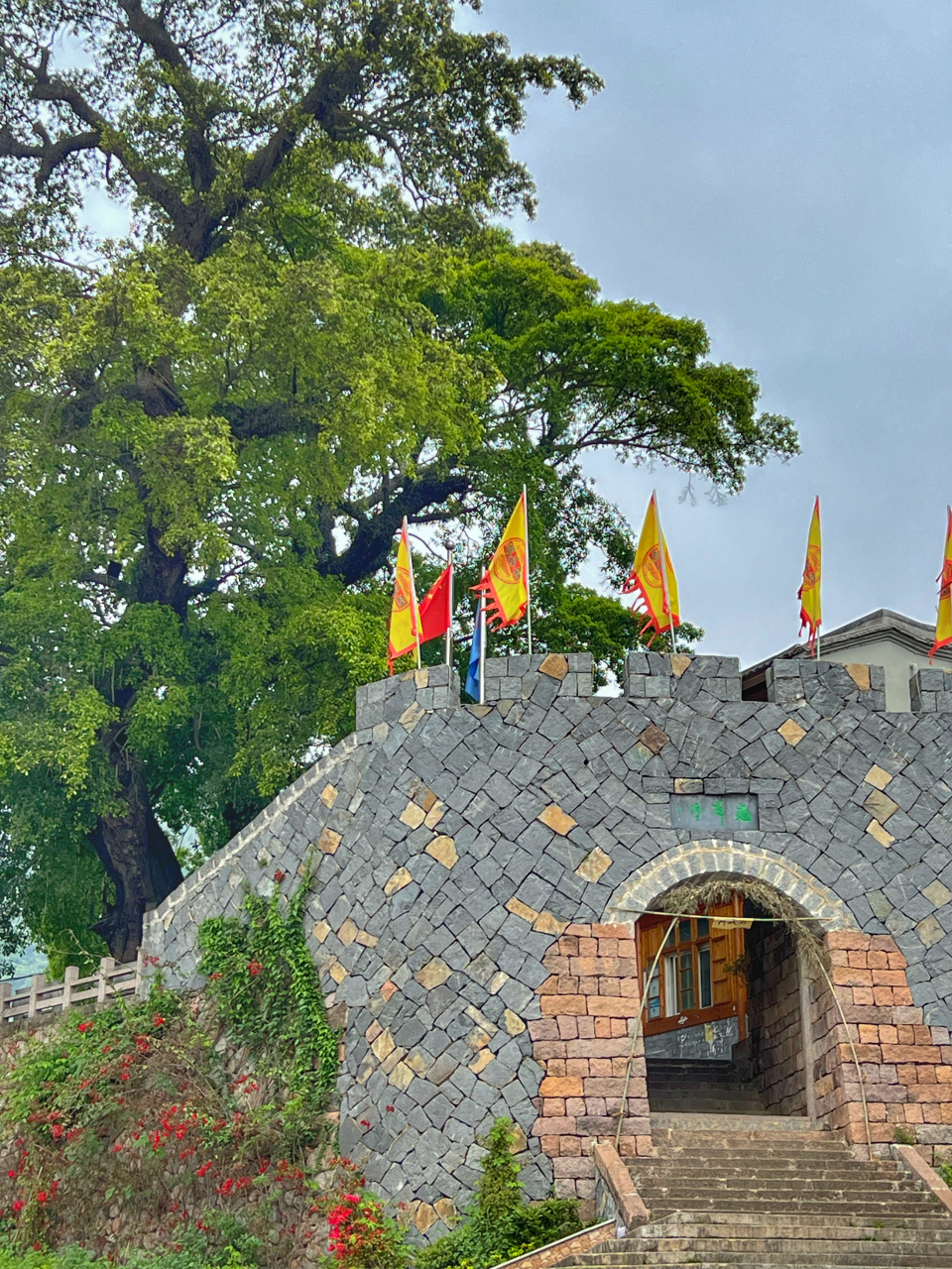 浙江苍南县有一座临海小渔村-渔岙村.