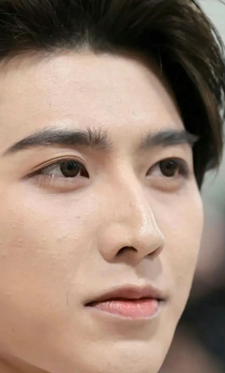 蔡徐坤怼脸生图,明星花大价钱保养脸都有痘痘闭口,普通人也不要纠结