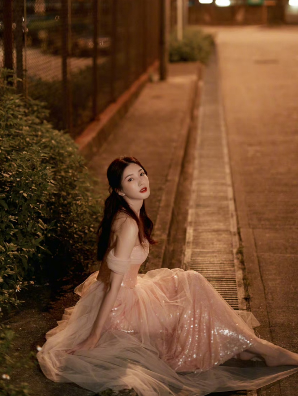 活动穿着礼服还没来得及换下,直接在街上取景凹造型,浓浓明星味挡不住