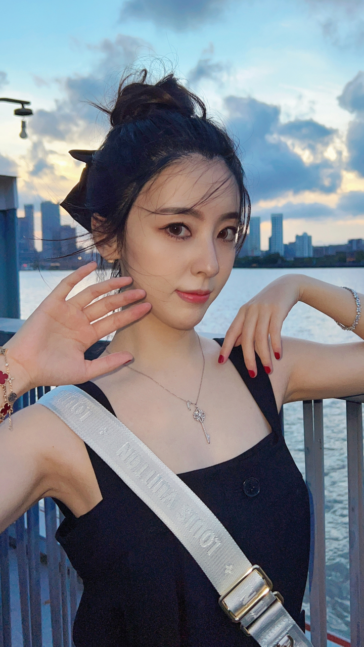 极品美女赵喜[鲜花]