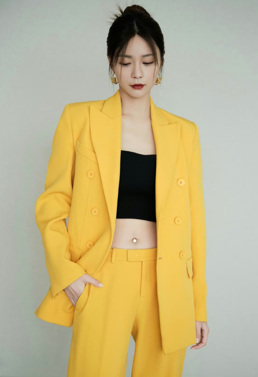 沈梦辰# 黑色小可爱外搭雌黄色西装,酷帅有型