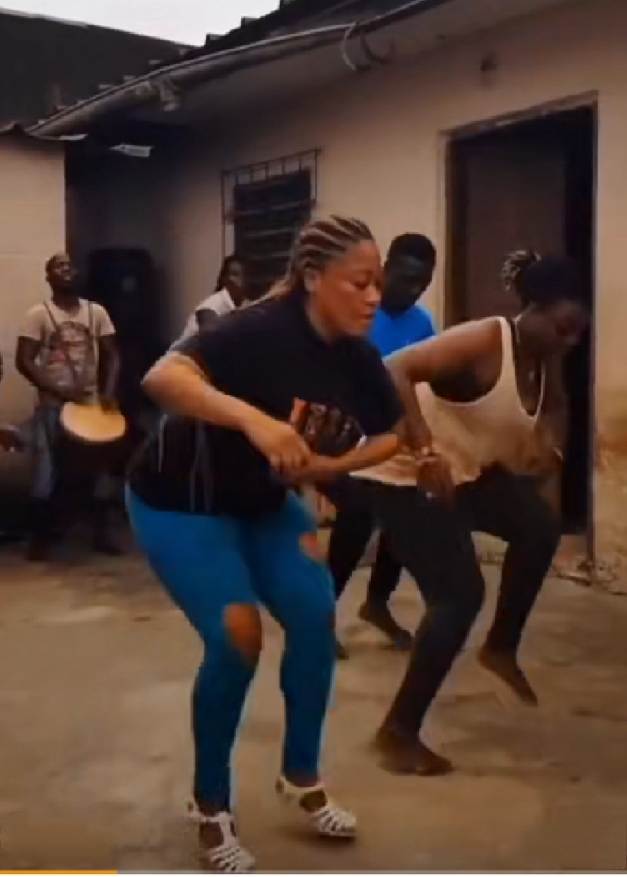 最近很火的非洲烫脚舞,原来是这样练成的[思考]?