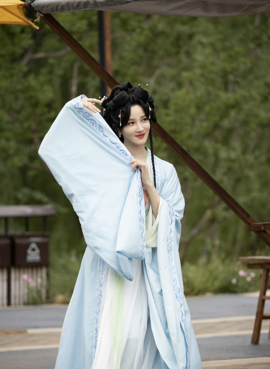 陈小纭的脸虽然精致,但科技含量太大了,古装看着别扭,尖鼻子尖下巴,没