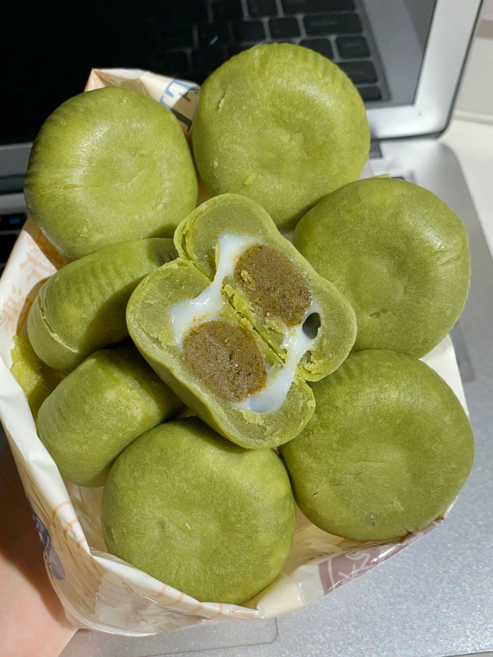 这玩意叫龙井酥~ 抹茶酥皮77龙井茶馅77雪媚娘77抹茶馅 吃着