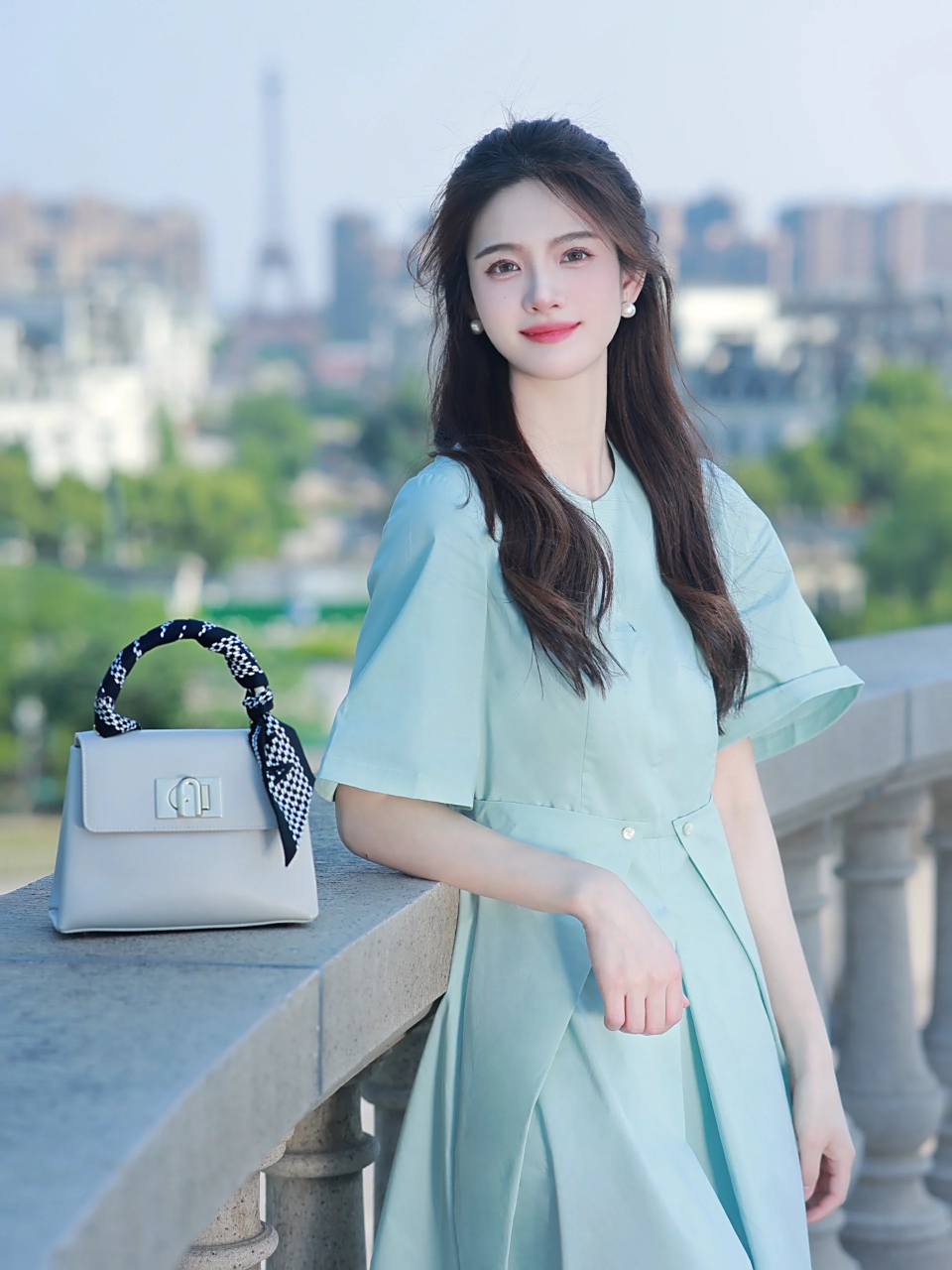 淡青色裙子 燕麦白包包的组合,很白很清新78