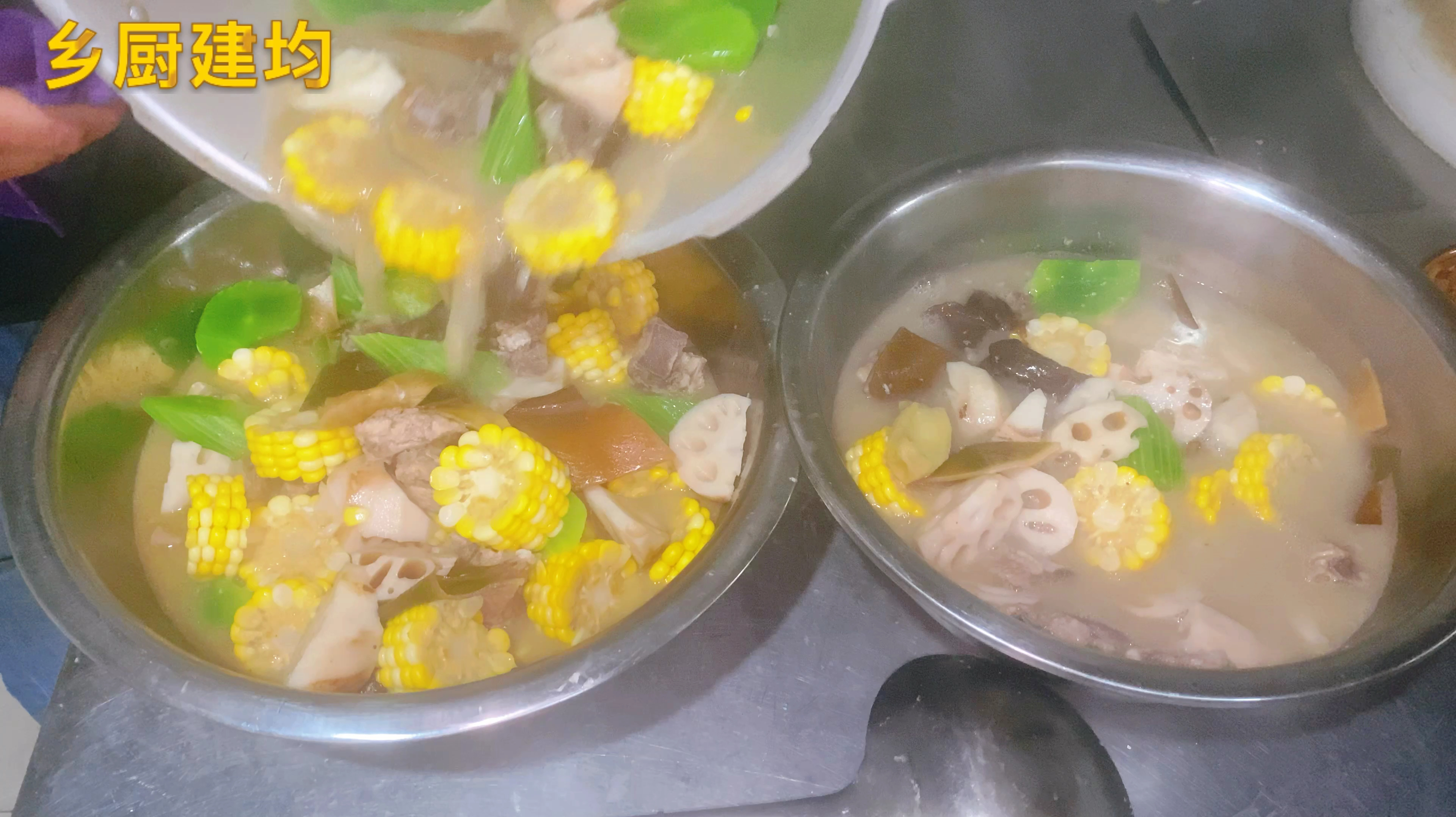今天炖的玉米莲藕排骨汤好喝,等我忙完上桌,已经吃完了