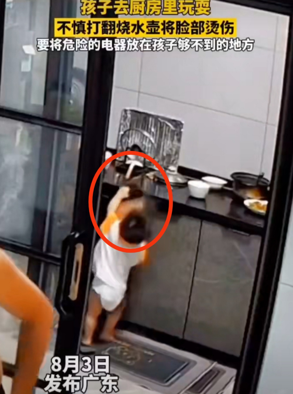 厨房门没大人在时最好关闭.防止小孩