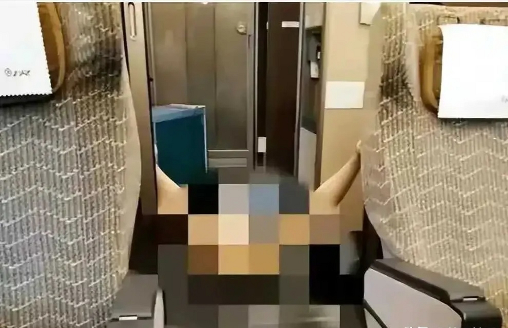 不堪入目,湖北年轻女子一丝不挂大闹高铁,当众表演全裸劈叉.