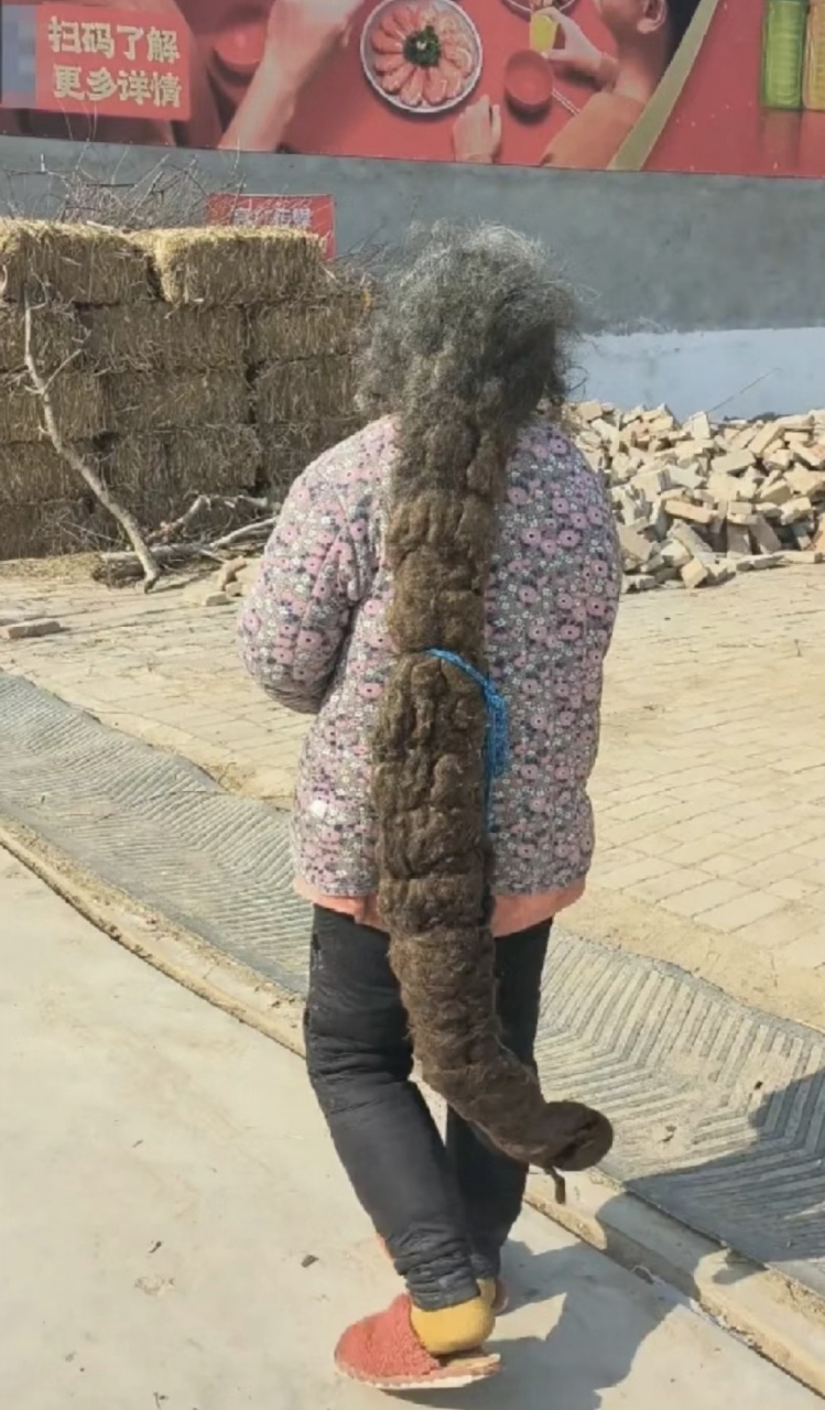 网友:奶奶是多久没洗头了,头发密度如此高,估计虱子进去也得困死在里