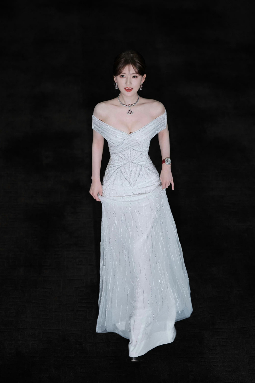 赵露思一身白裙