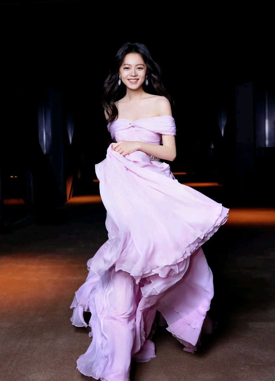 赵今麦粉色露肩礼服裙造型甜美迷人#娱乐大赏# #明星的那些神图