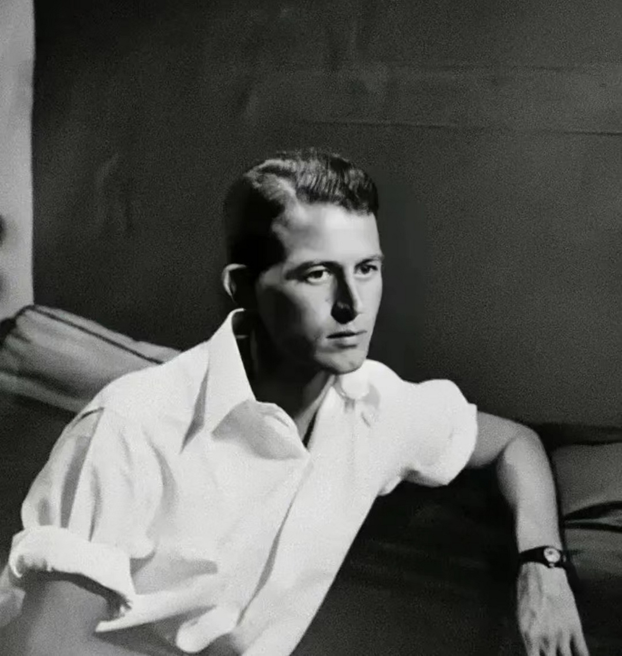 他的金主包括:比他大38岁的著名小说家舍伍德