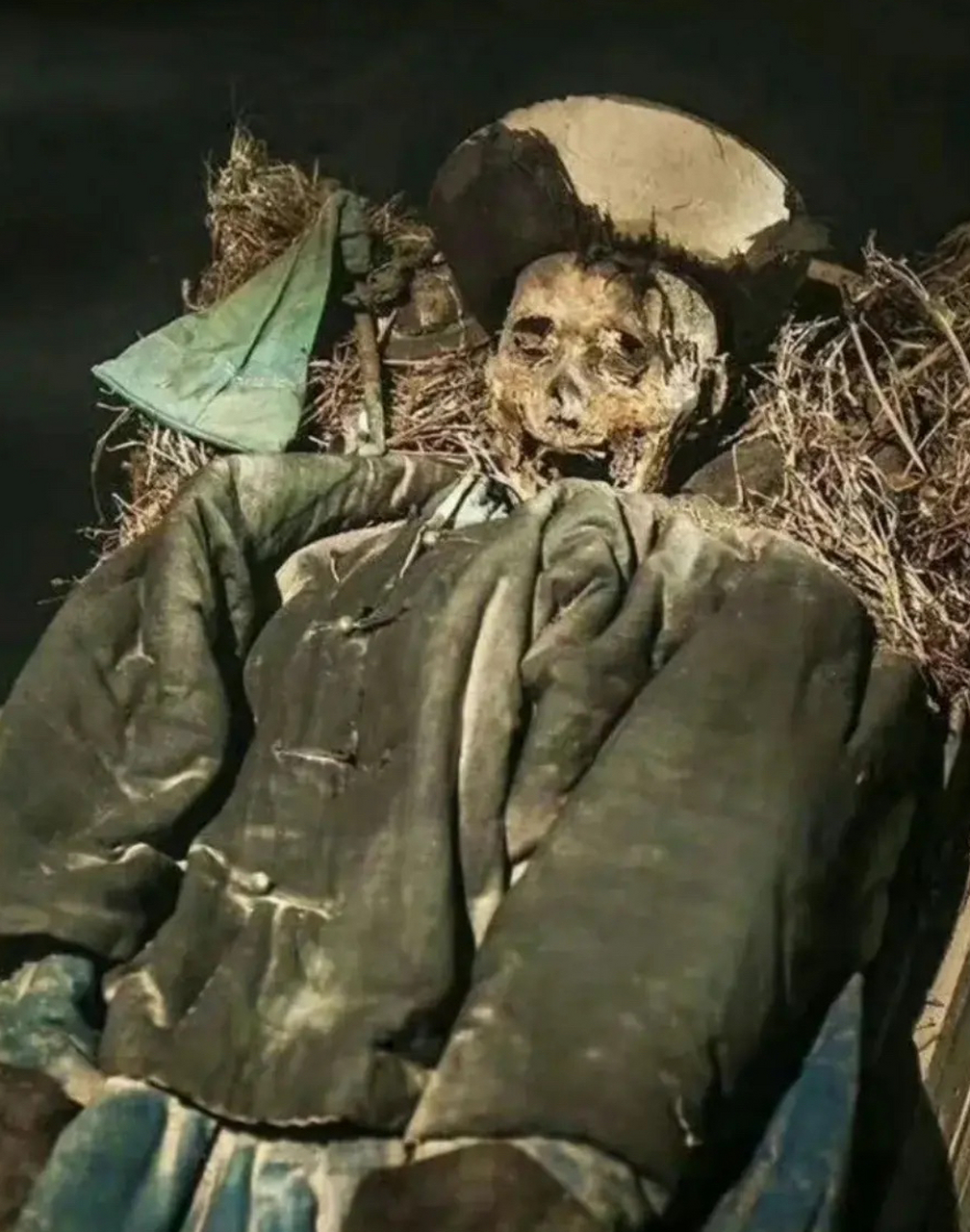 2015年,新疆.喀什某处荒无人烟的山洞里,放羊的小羊倌发现了具干尸.