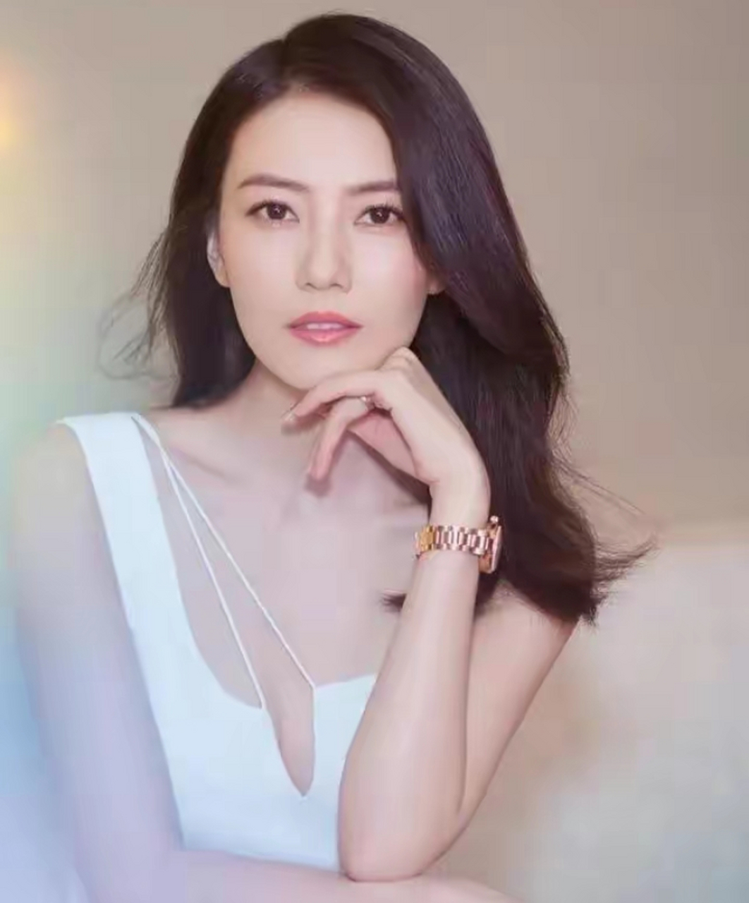 高圆圆身穿蓝色长裙优雅迷人,回眸一笑百媚生,六宫粉黛无颜色