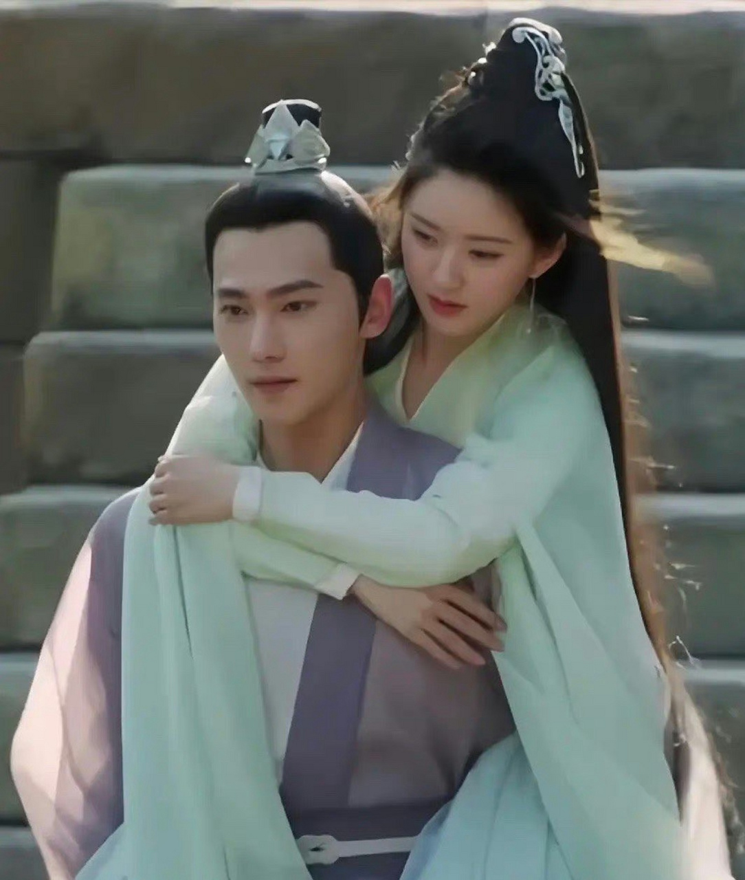 杨洋背赵露思被质疑太过于板正,我觉得,人要是带有偏见啊 连呼吸都是