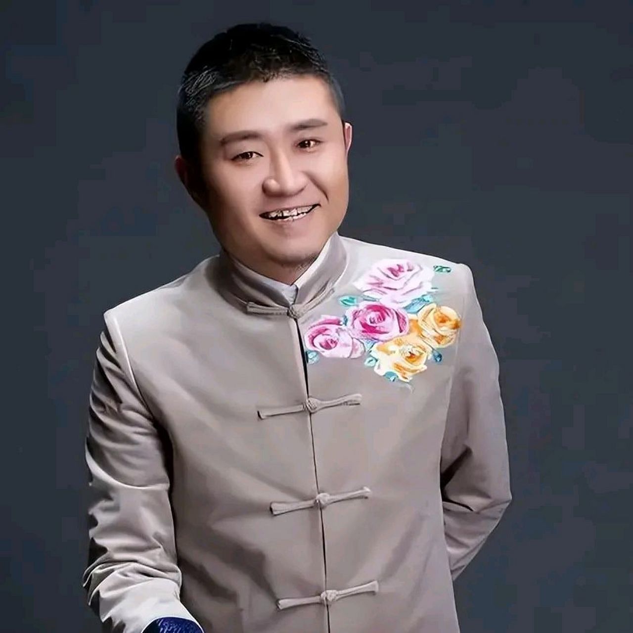 相声演员苗阜,回忆第一次上春晚,在后台提心吊胆的  本来定的是九点上