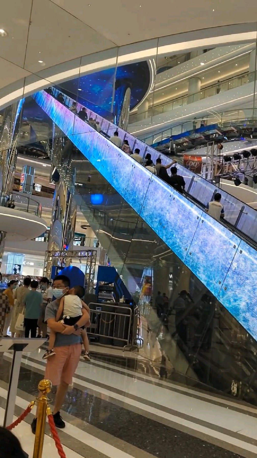 万达广场这个电梯也就坐了6回吧
