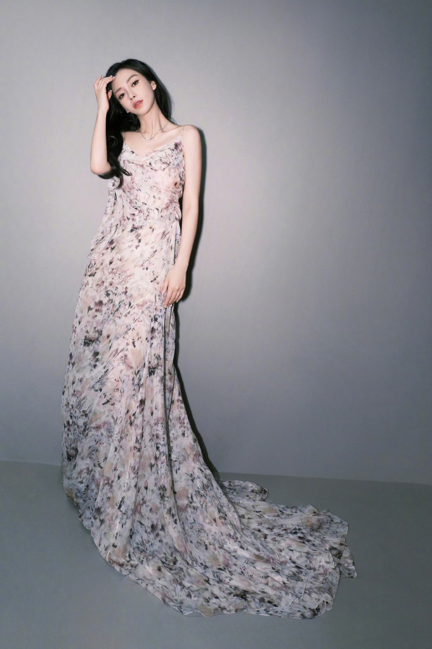 angelababy缤纷花朵裙# angelababy新裙子,大波浪搭配缤纷花朵裙栽 