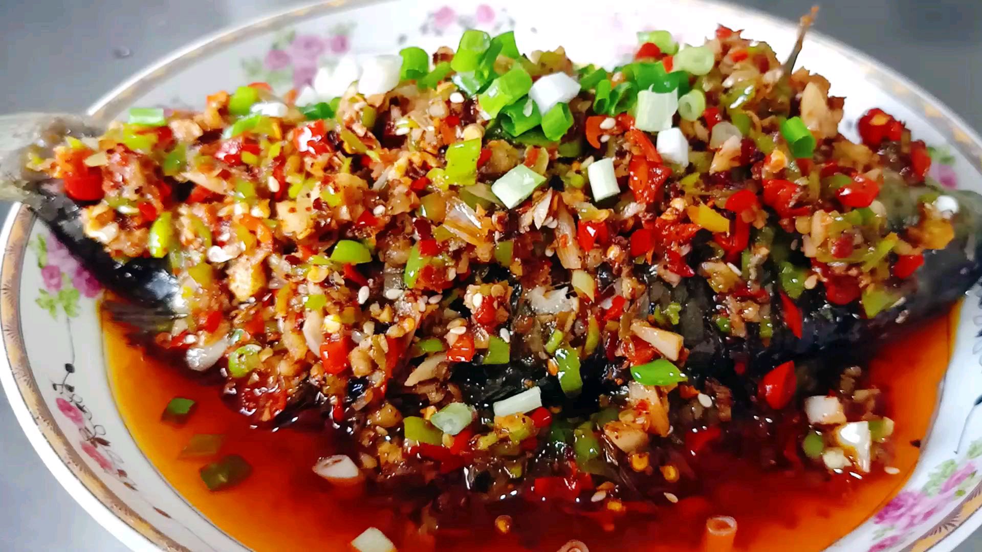 大厨教你川菜:“凉拌鲫鱼”有技巧色泽红亮,麻辣鲜香当夏最忙