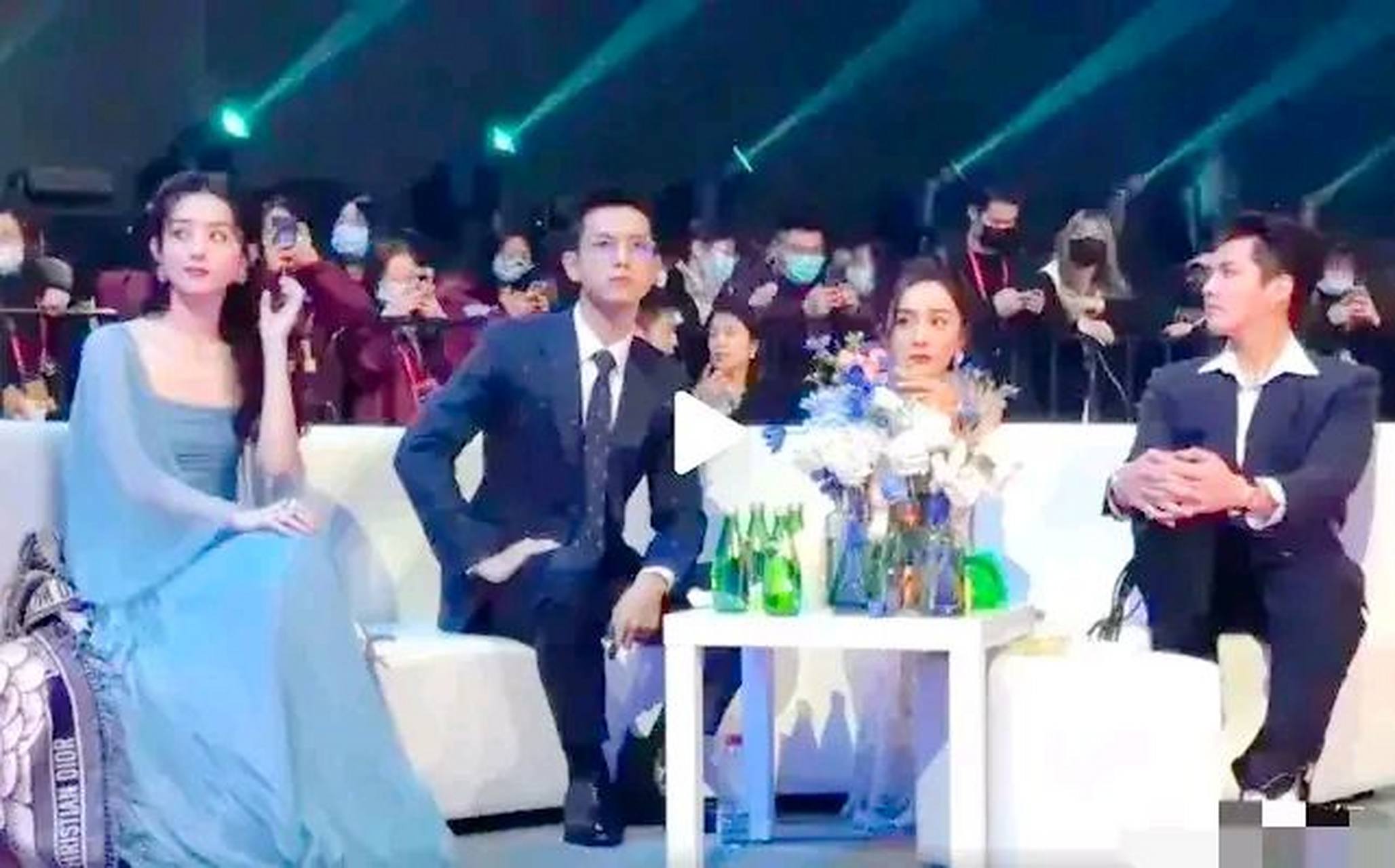 主办方将李现,吴亦凡,杨幂,赵丽颖4人,安排第一排的同一个卡座,杨幂坐