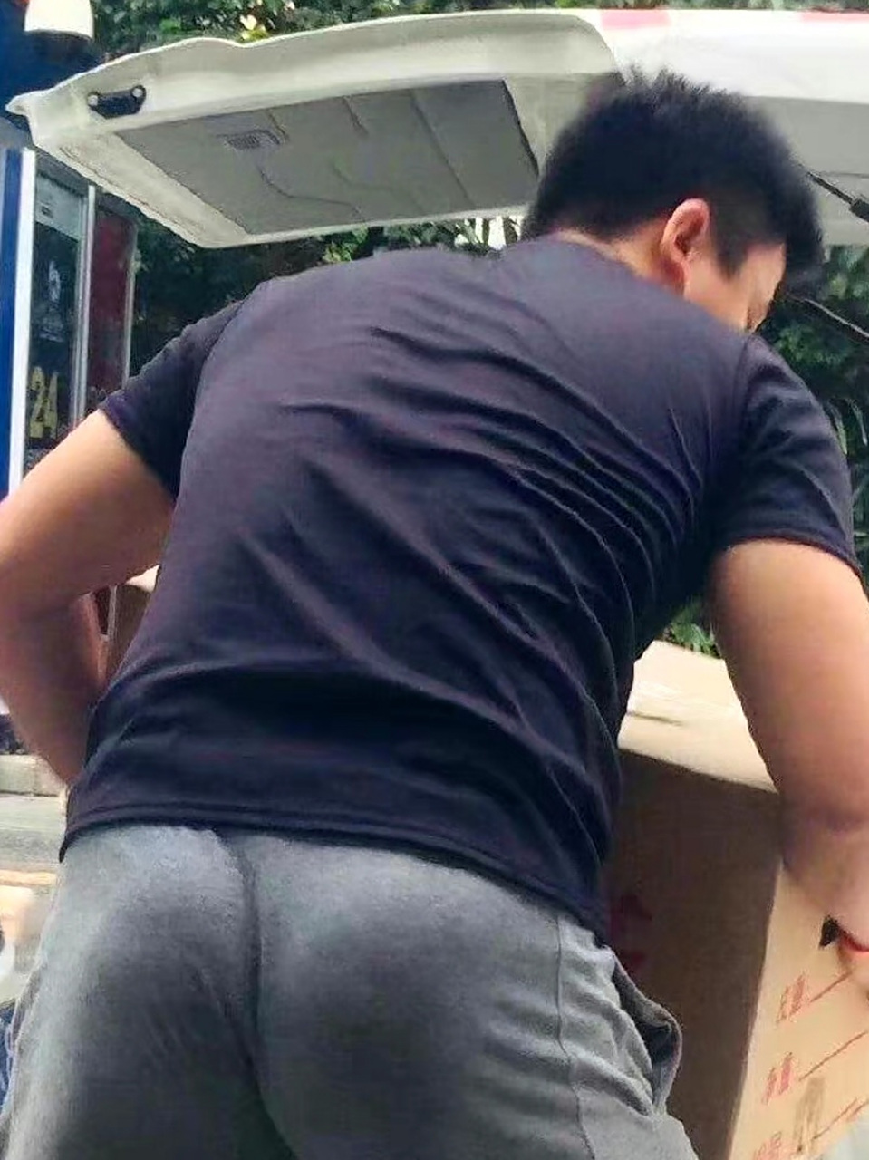 搬运工虎背熊腰的背影真是让人安全感爆棚,也不知道他有没有女朋友?