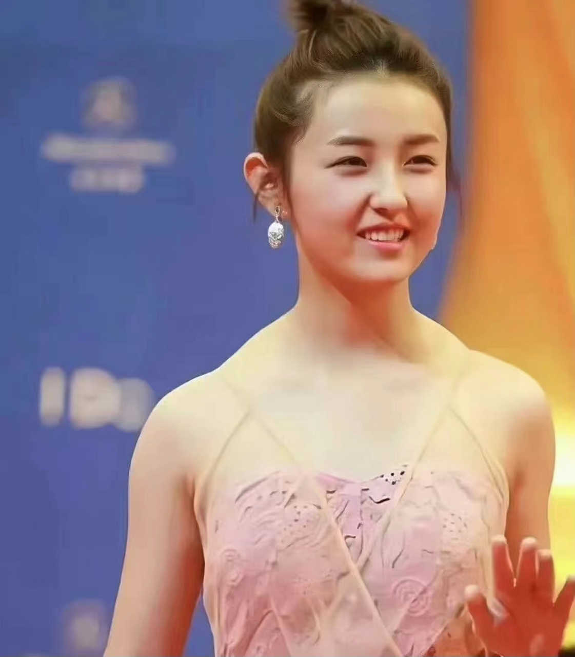 求求张子枫出个溜肩变直角肩的教程吧,多少女孩在线等着呢#娱乐
