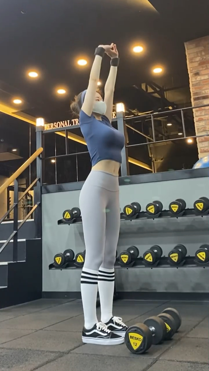 健身小姐姐,身材凹凸有致,魅力四射