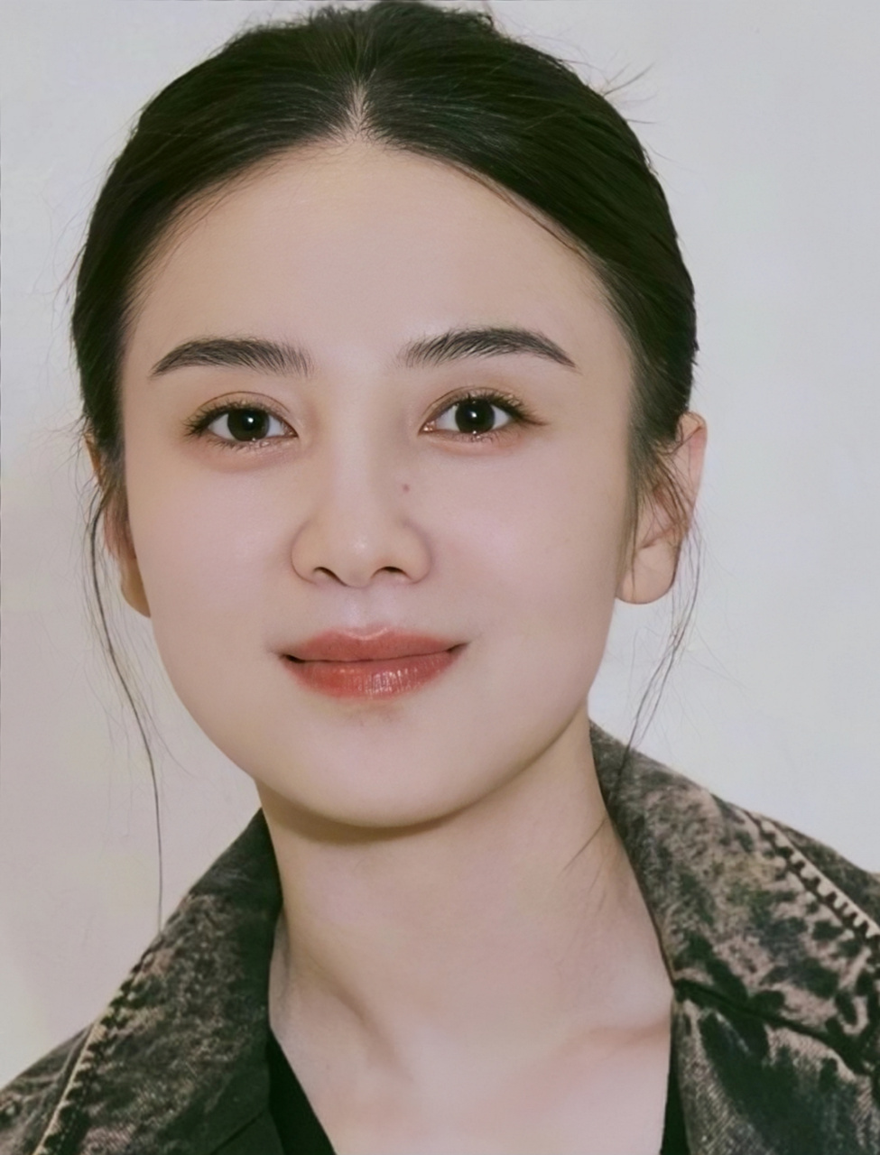 宋佳是那种普通人与明星气质共存的一种人,有熟悉感,但又接触不到.