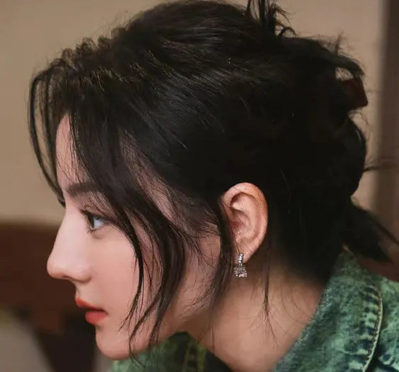 看得出来侧颜照就是拼立体度,高鼻梁真的很吃香.