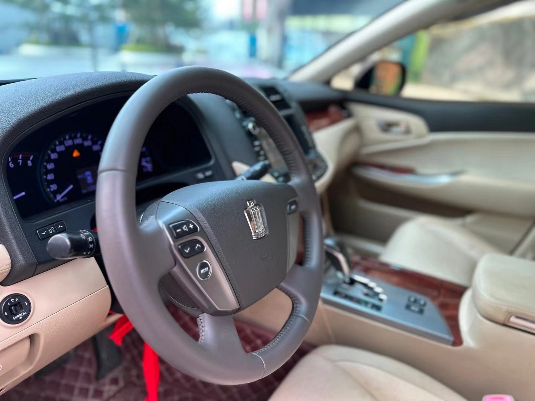 2014年上牌  第13代半大嘴皇冠2.5v6 真皮天窗版.