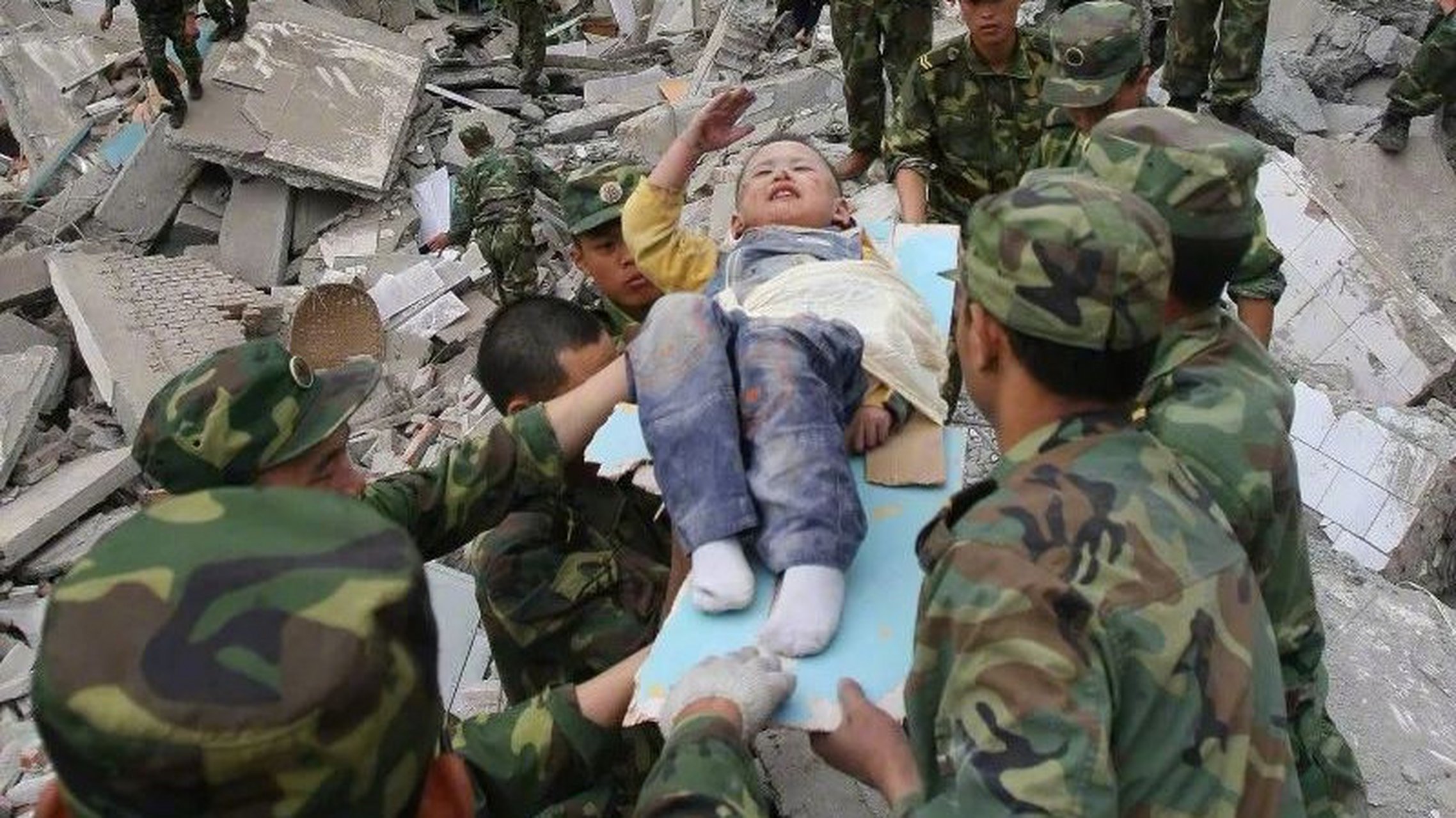 "敬礼娃娃"郎铮被北京大学录取  7月23日,记者从"敬礼娃娃"郎铮家人处