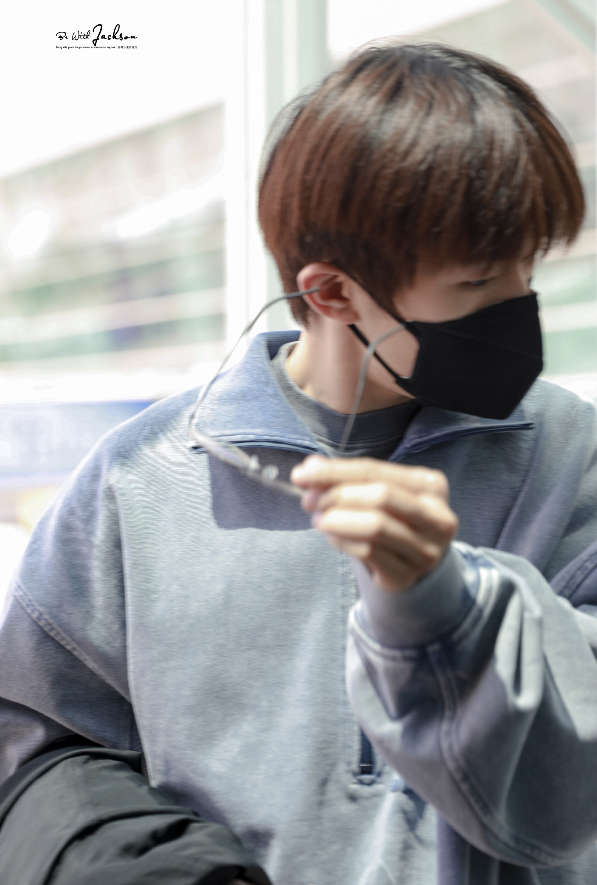 进来看戴眼镜的易烊千玺