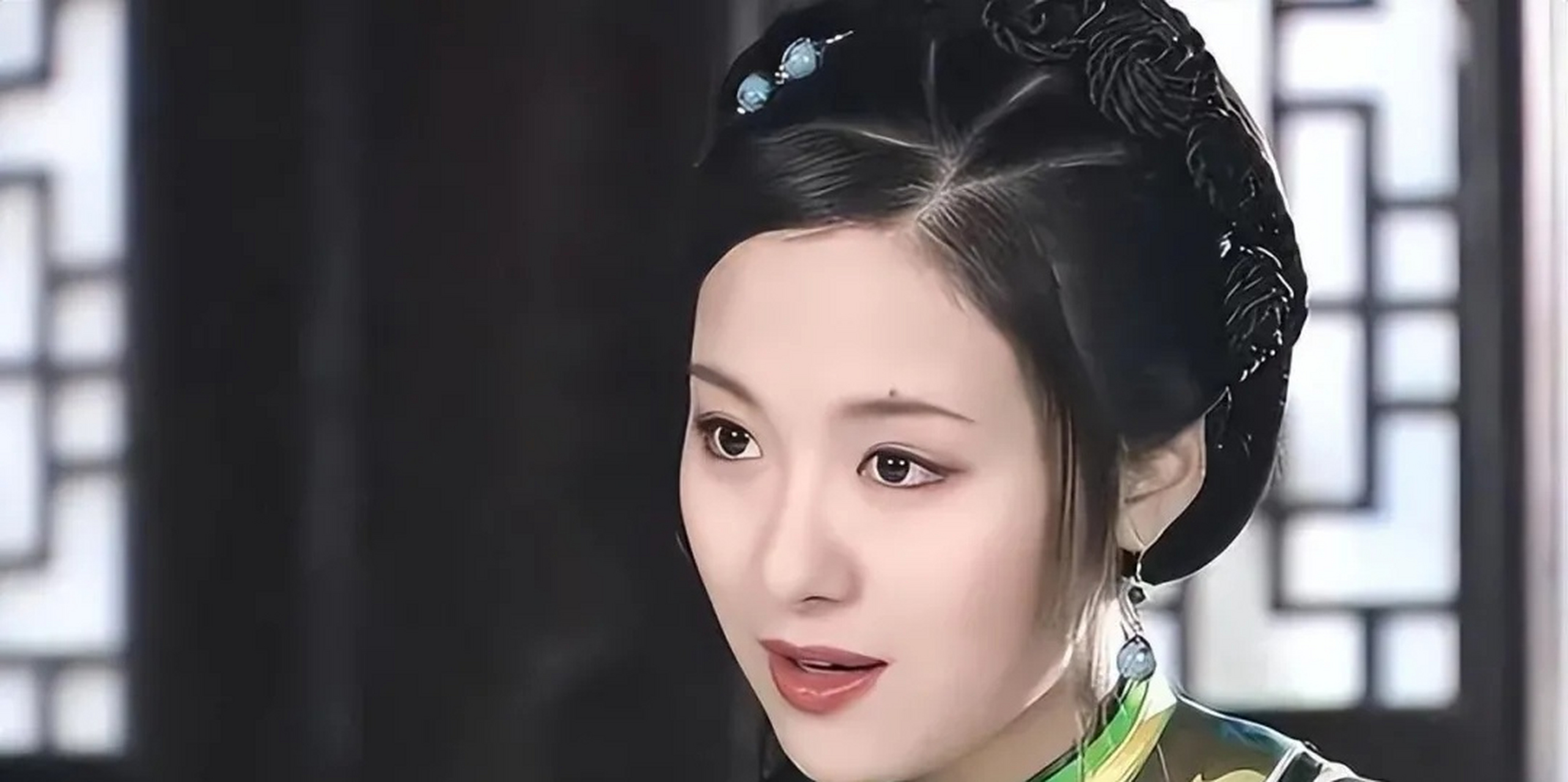 网上有一个热搜词:有一种毁容叫做沈傲君.
