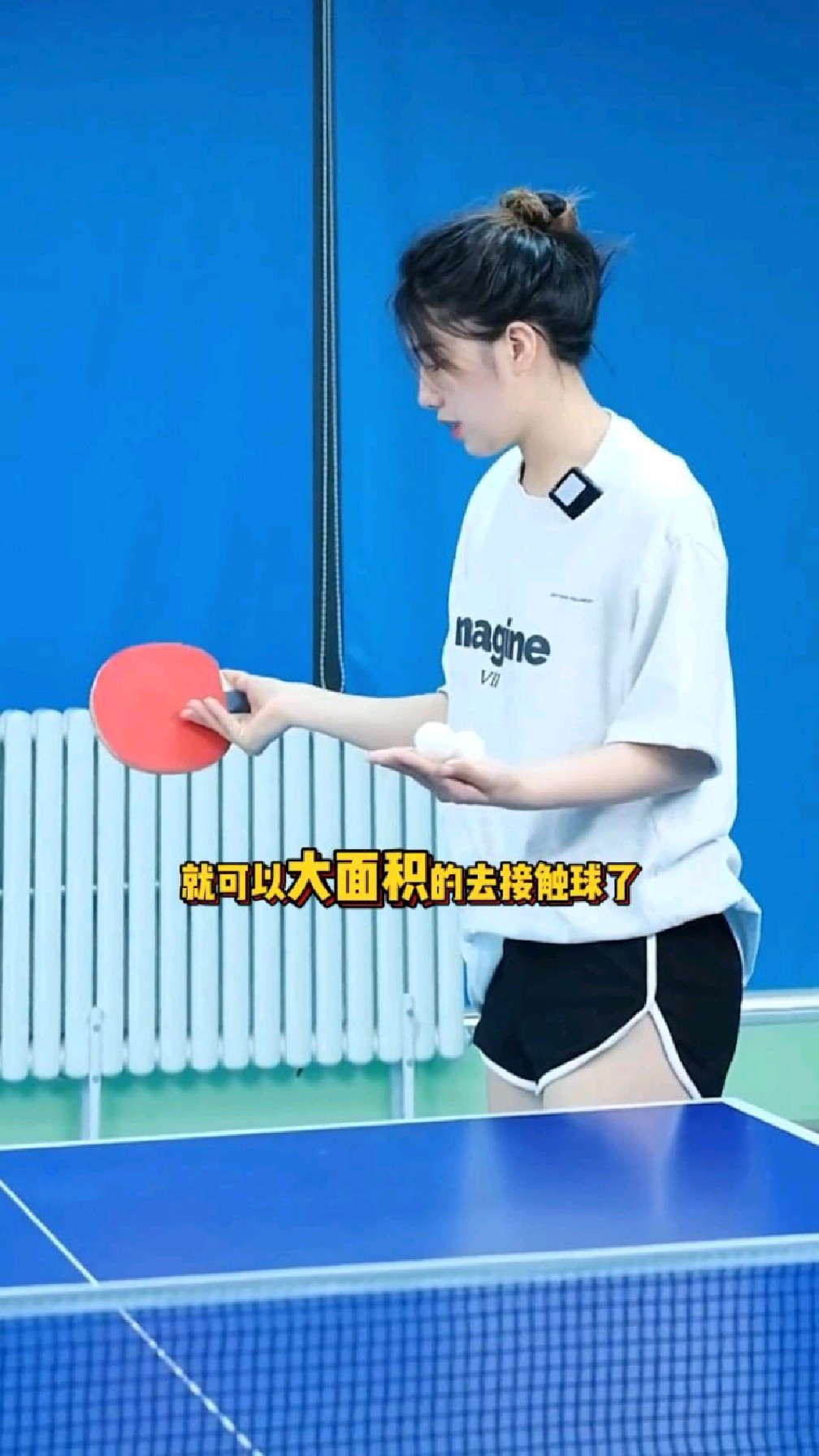 美女教练教你如何球拍背面儿发球!