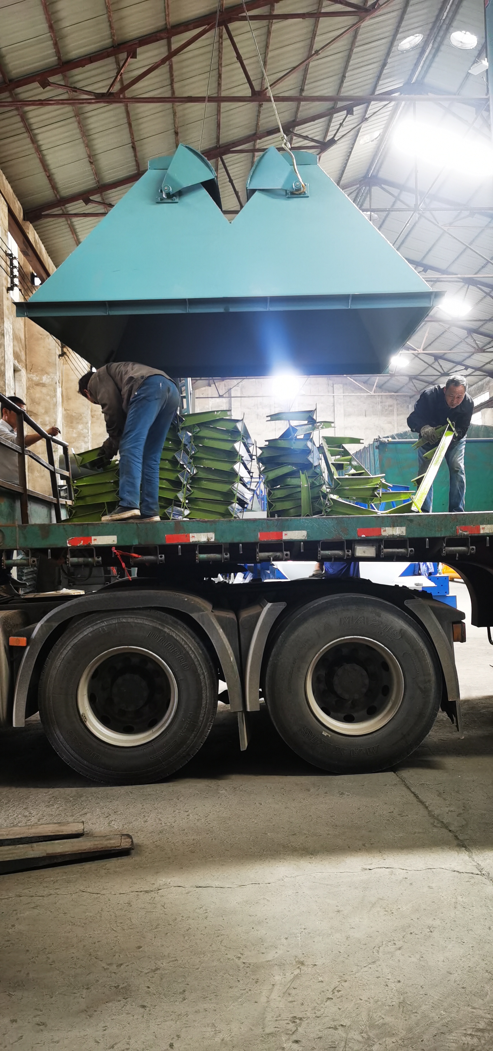 hzs180混凝土搅拌站装车进行中