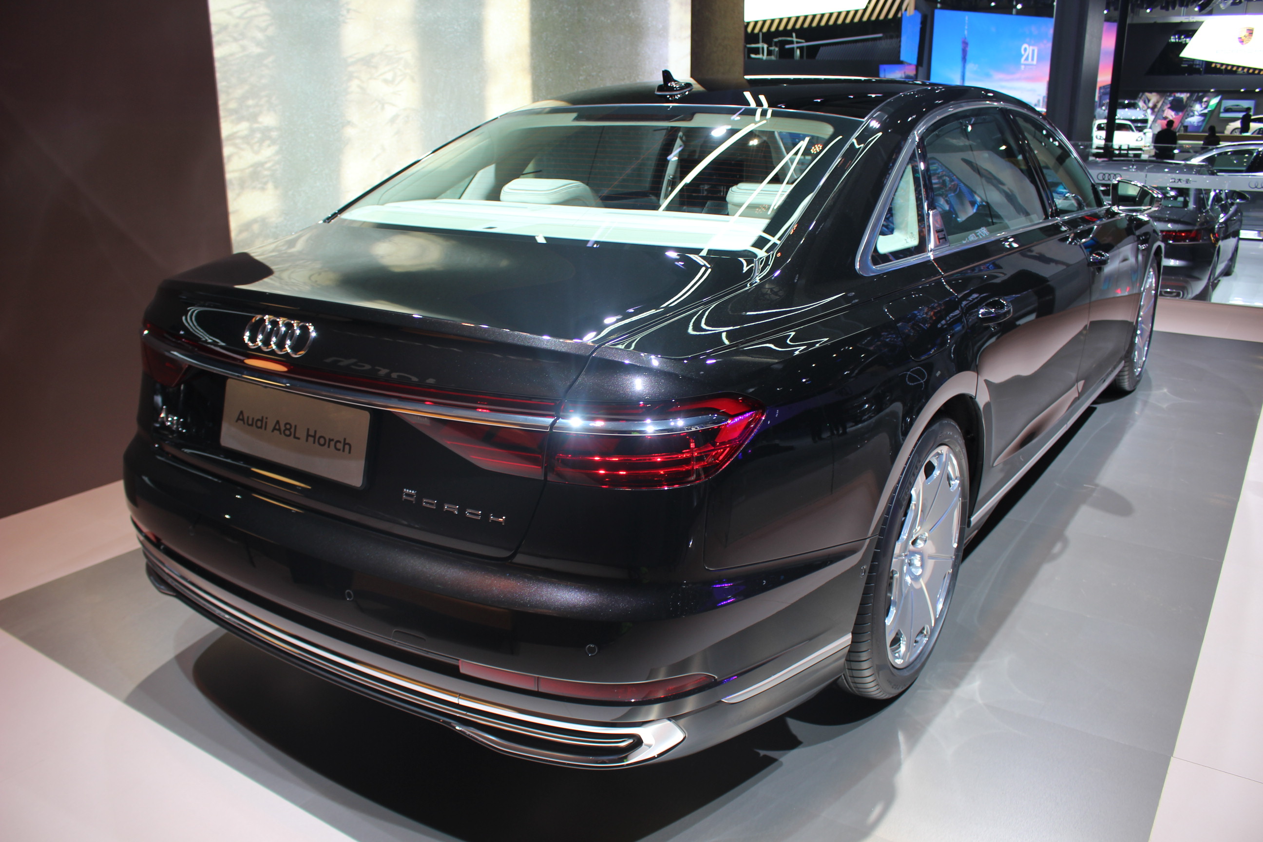 最强性能奥迪a8来了,四驱 铁饼轮毂,空气悬挂 四座,威猛又霸气