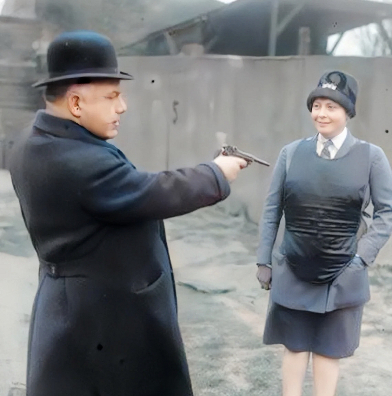 30年代的女子测试防弹衣直接向自己开枪?