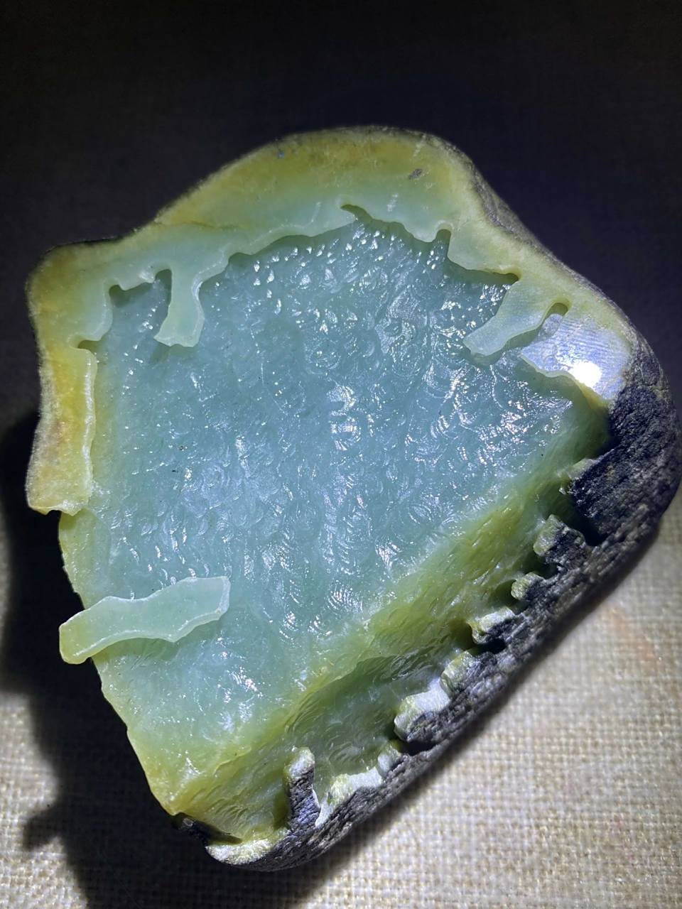 翡翠原石# #点击头像看直播# 620克,老帕敢开窗冰料,整个芙蓉种熟透