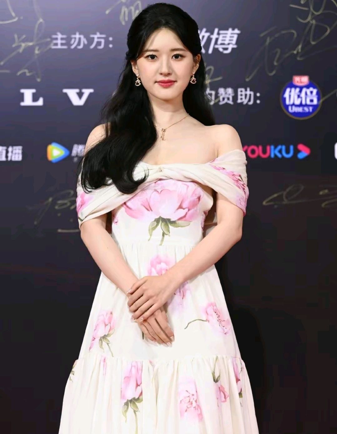 赵露思身穿一字肩白色花朵长裙亮相微博界野大会,惊艳了